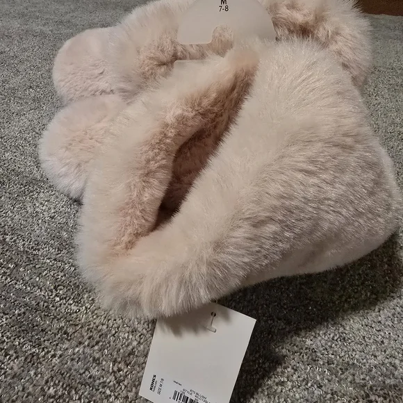 LC Lauren Conrad Pink Fuzzy Slippers - Picture 4 of 4